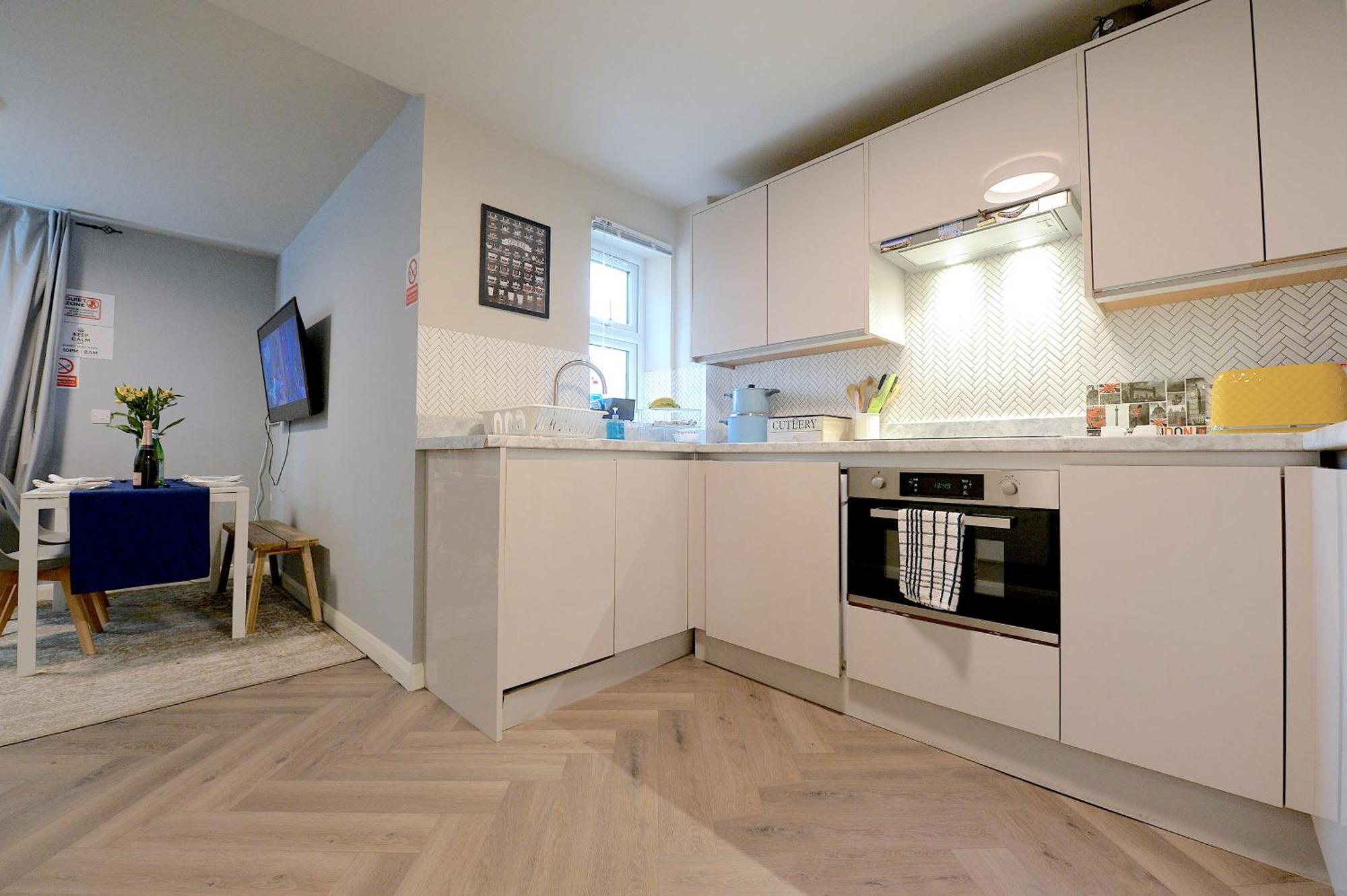 2 Bedroom Flat In Wood Green Piccadilly Line London Bagian luar foto
