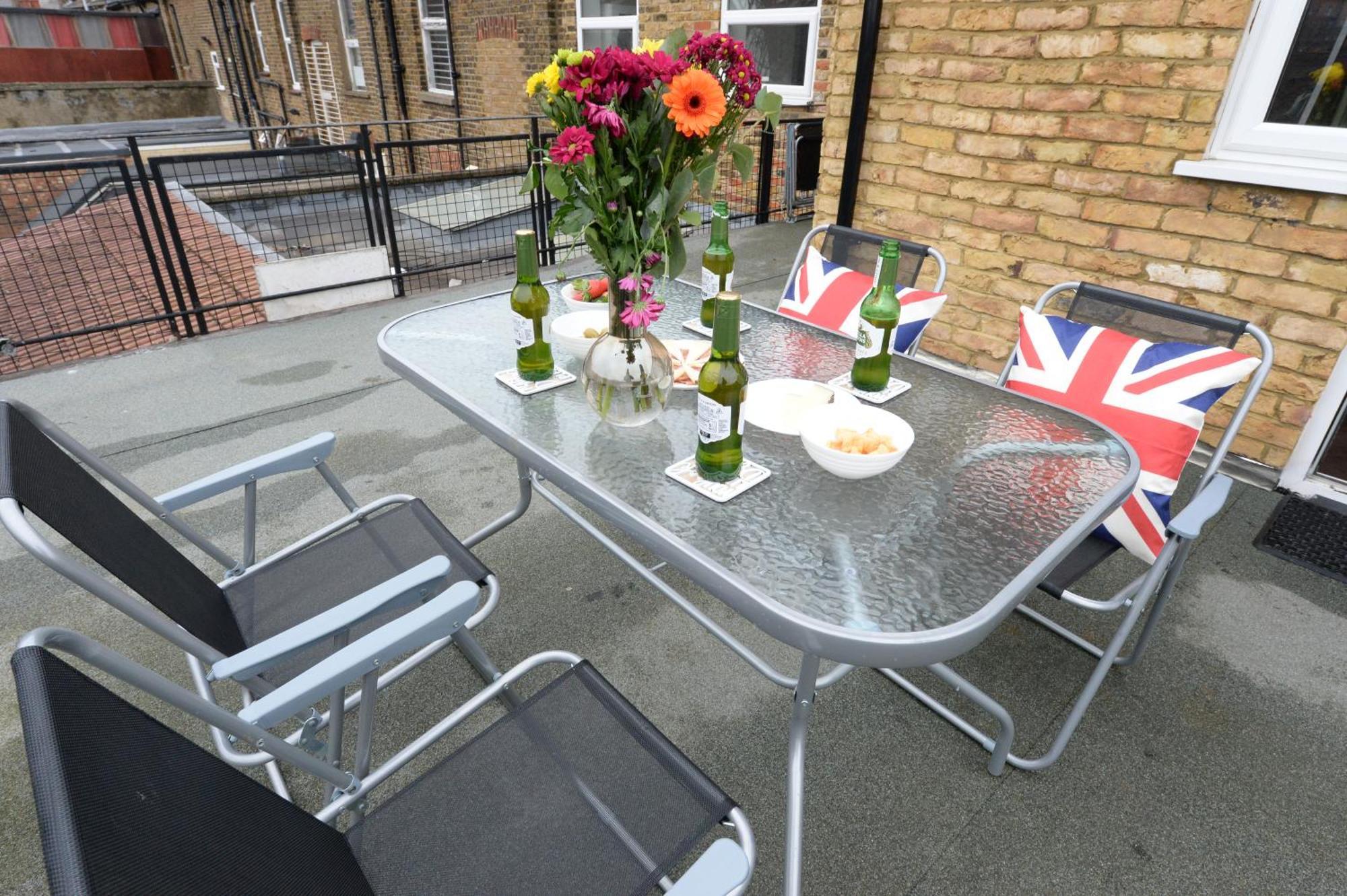 2 Bedroom Flat In Wood Green Piccadilly Line London Bagian luar foto
